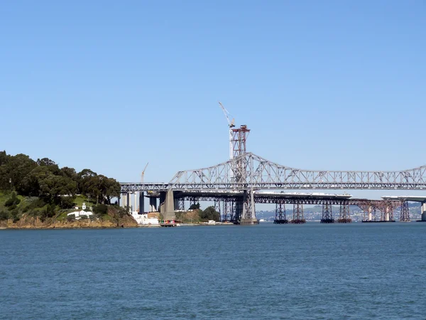 新しい湾橋は古い湾橋の背後にあるシェイプを取得します。 — ストック写真