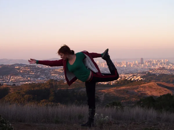 Beautiful Lady Does Lord of the Dance Pose I with San Francisco — Stock Photo, Image