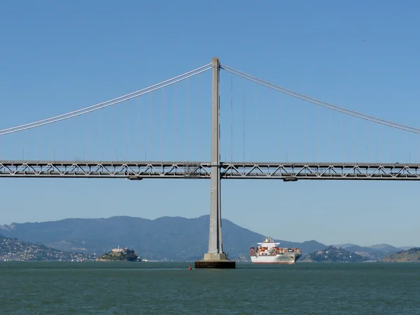 Ponte da Baía de São Francisco, Alcatraz e navio de carga — Fotografia de Stock