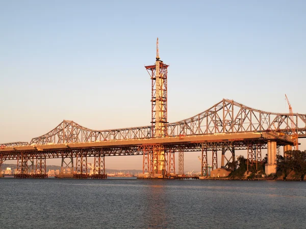 Meio acabado nova torre Bay Bridge ao entardecer — Fotografia de Stock