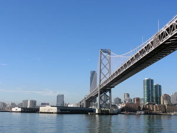Bay Bridge und San Francisco Stadtbild — Stockfoto