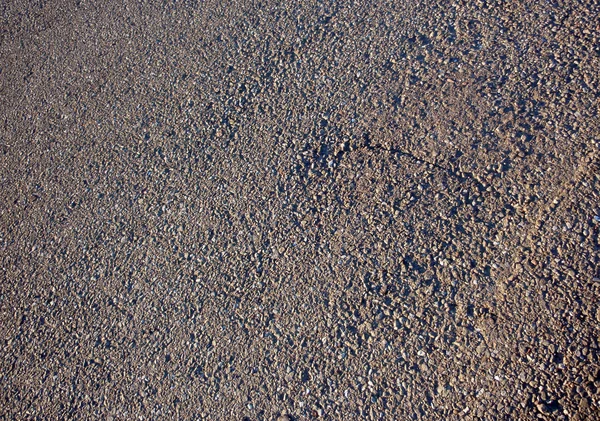 Yol asfalt ile küçük bir çatlak — Stok fotoğraf