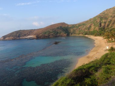 Hanamau Bay ve sakin gün kumsalda