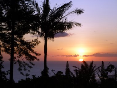 Günbatımı kıyısı açıklarında Oahu, Hawaii