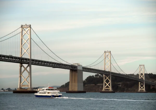 Prom żagle łodzi w kierunku Bay Bridge — Zdjęcie stockowe