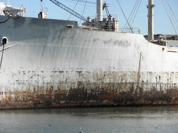 Gros plan sur le navire de guerre rouillé dans l'eau — Photo