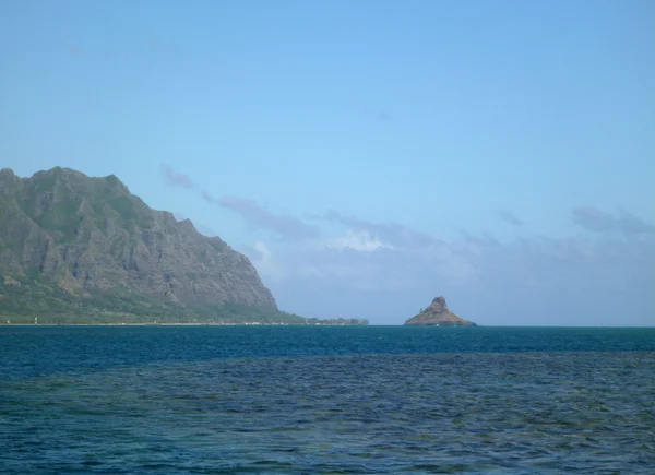 Mokoliʻi або Chinamens Hat острів біля узбережжя Оаху, Гаваї — стокове фото