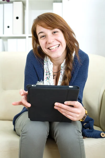 Tonåring gorl och tablet — Stockfoto