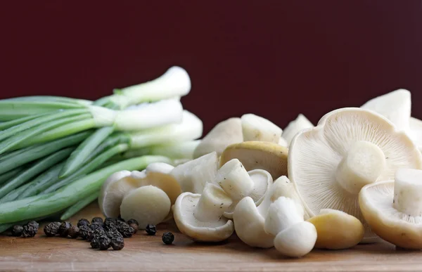 Cogumelos, cebola e papel — Fotografia de Stock