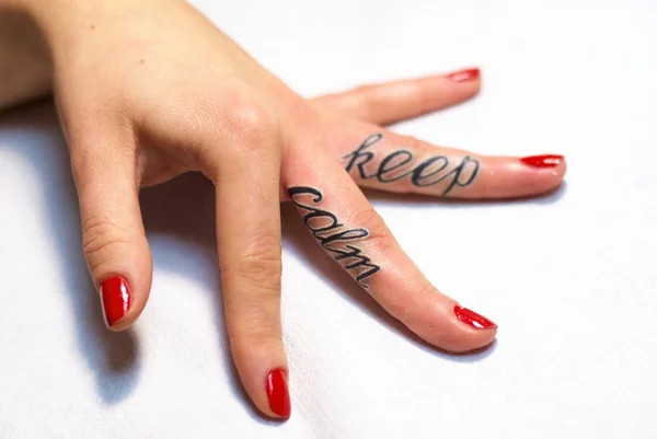 Vrouwelijke handen met tatoeage — Stockfoto