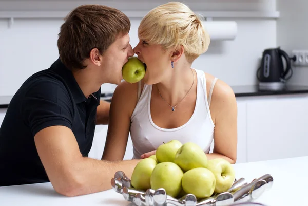 Lyckliga par poserar i köket — Stockfoto