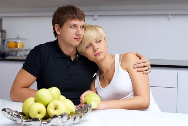 Lykkelig par som poserer på kjøkkenet – stockfoto