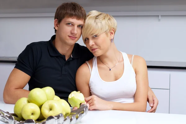 台所でポーズをとって、幸せなカップル — ストック写真