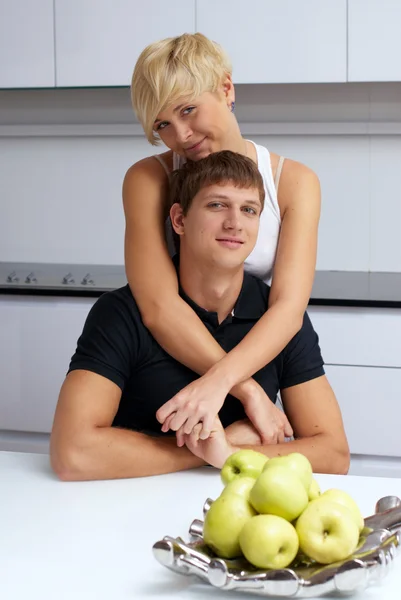 Couple heureux posant dans la cuisine — Photo
