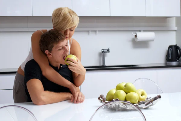 Szczęśliwa para pozowanie w kuchni — Zdjęcie stockowe