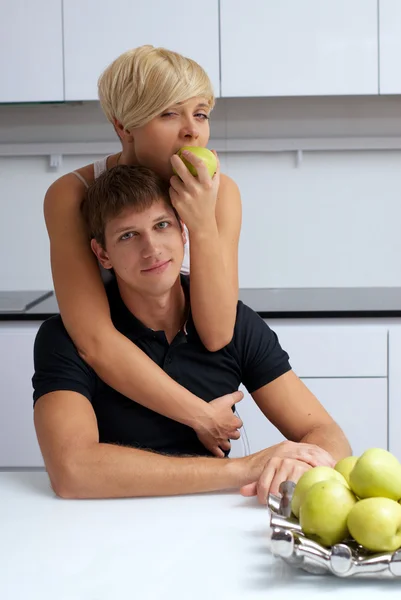 Szczęśliwa para pozowanie w kuchni — Zdjęcie stockowe