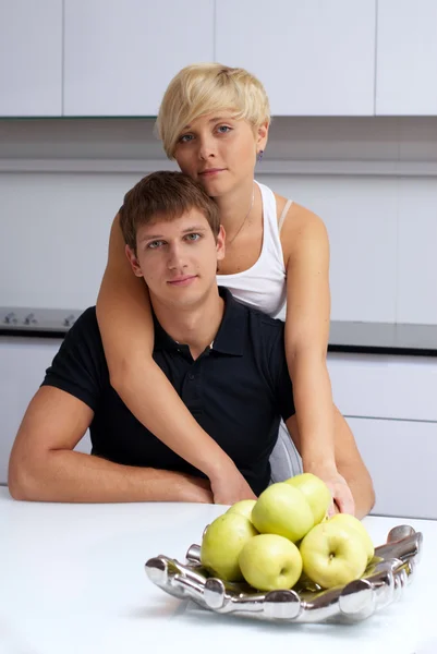 Gelukkige paar poseren in de keuken — Stockfoto