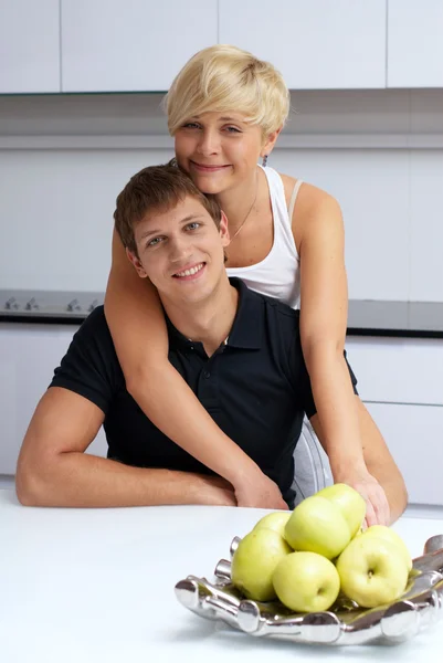 Casal feliz posando na cozinha — Fotografia de Stock