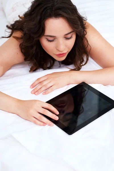 Tablet bilgisayar kullanarak güzel bir genç kadın — Stok fotoğraf