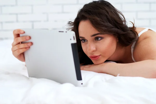 Tablet bilgisayar kullanarak güzel bir genç kadın — Stok fotoğraf