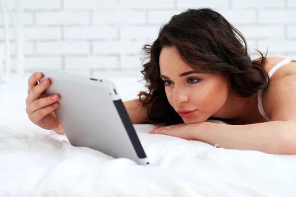 Piękna młoda kobieta przy użyciu komputera typu tablet — Zdjęcie stockowe