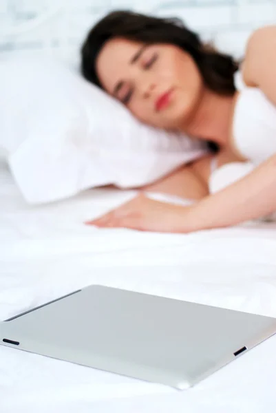 Beautiful young woman using tablet computer — Stock Photo, Image