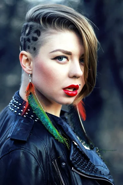 Blond hipster dziewczynka z leopard fryzura sam na zewnątrz — Zdjęcie stockowe