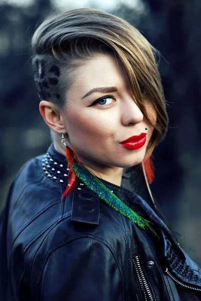 Menina hipster loira com corte de cabelo leopardo sozinho ao ar livre — Fotografia de Stock