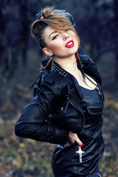 Menina hipster loira com corte de cabelo leopardo sozinho ao ar livre — Fotografia de Stock