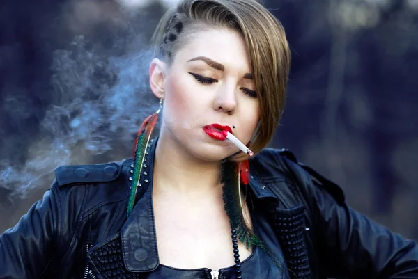 Blond hipster girl with leopard haircut smoking cigarette alone — Stock Photo, Image