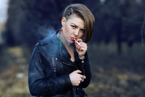 Ξανθιά hipster κορίτσι με λεοπάρδαλη κούρεμα καπνίζοντας τσιγάρο μόνο — Φωτογραφία Αρχείου
