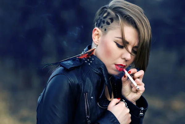 Menina hipster loira com corte de cabelo leopardo fumar cigarro sozinho — Fotografia de Stock