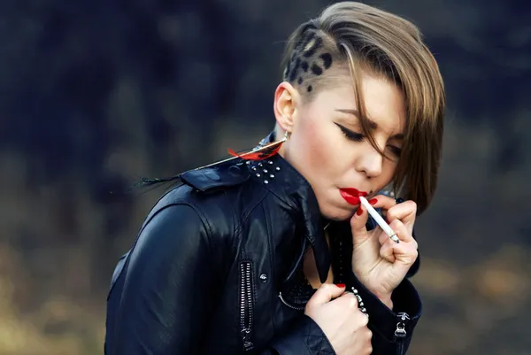Blondes Hipstermädchen mit Leopardenfrisur raucht allein Zigarette — Stockfoto