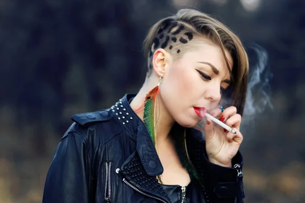 Blond hipster girl with leopard haircut smoking cigarette alone — Stock Photo, Image