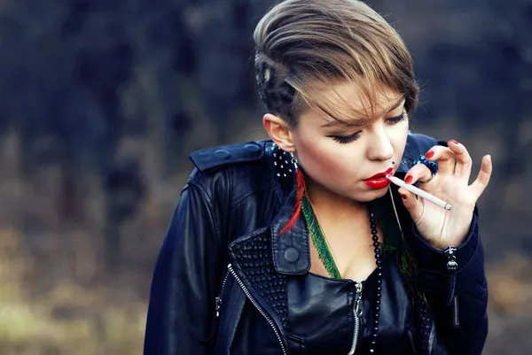 Szőke csípő lány leopard fodrász cigaretta a dohányzás egyedül — Stock Fotó