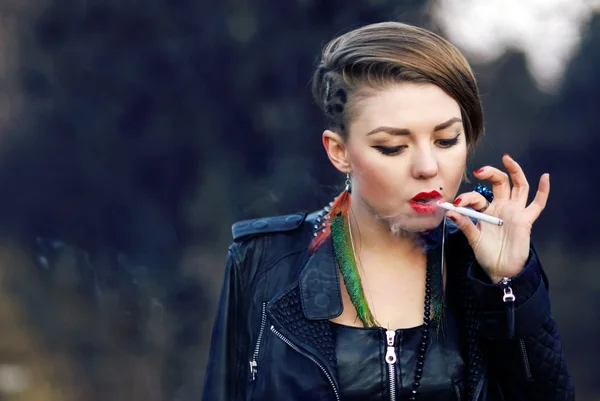 Ragazza hipster bionda con taglio di capelli leopardato fumare sigaretta da solo — Foto Stock