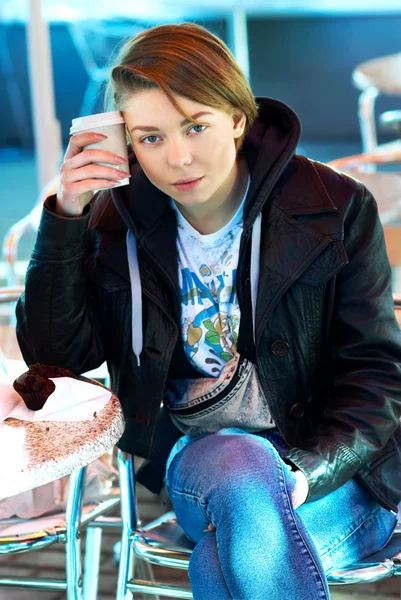 Portret van meisje met cup en muffin op het terras van de snelle — Stockfoto