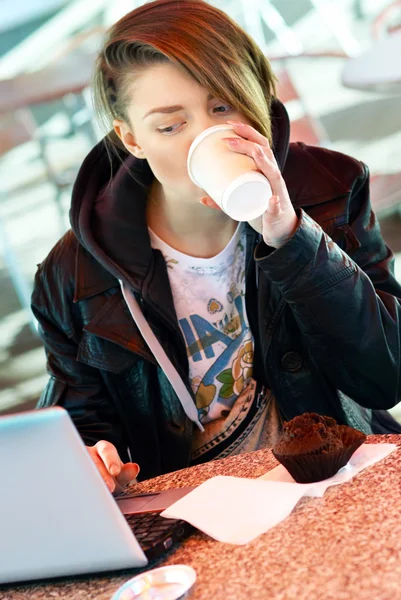 Portrét dívky s cup a muffin na terase rychle — Stock fotografie