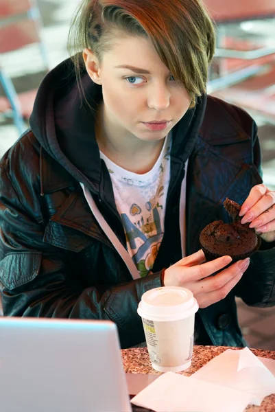 Portrait of girl with cup and muffin on the terrace of the fast — Stock Photo, Image