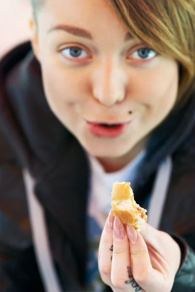 Retrato de chica con hamburguesa come en la terraza del foo rápido —  Fotos de Stock