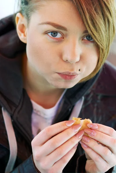 Portrait of girl with eats burger on the terrace of the fast foo — Stock Photo, Image