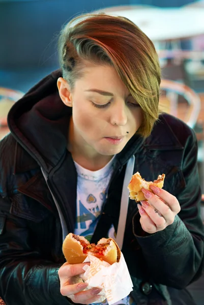 高速 foo のテラスでハンバーガーを食べるの少女の肖像画 — ストック写真