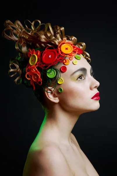 Profil portrét roztomilá mladá žena s kreativitu účes — Stock fotografie