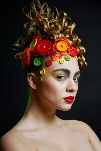 Portret profil słodkie młoda kobieta z kreatywności fryzura — Zdjęcie stockowe