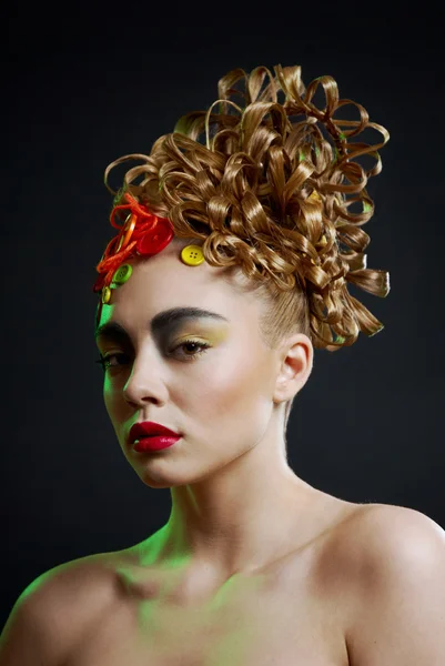 Profil kreativitás frizura egy aranyos fiatal nő portréja — Stock Fotó