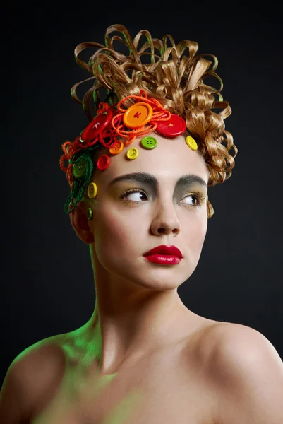 Profil kreativitás frizura egy aranyos fiatal nő portréja — Stock Fotó