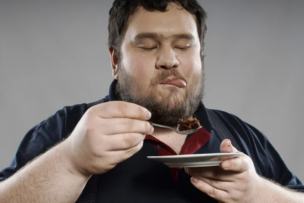Divertido gordo comiendo pastel de chocolate —  Fotos de Stock