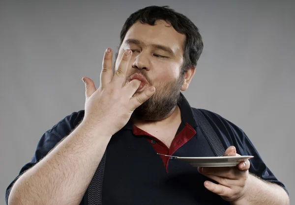 Çikolatalı pasta yiyen şişko