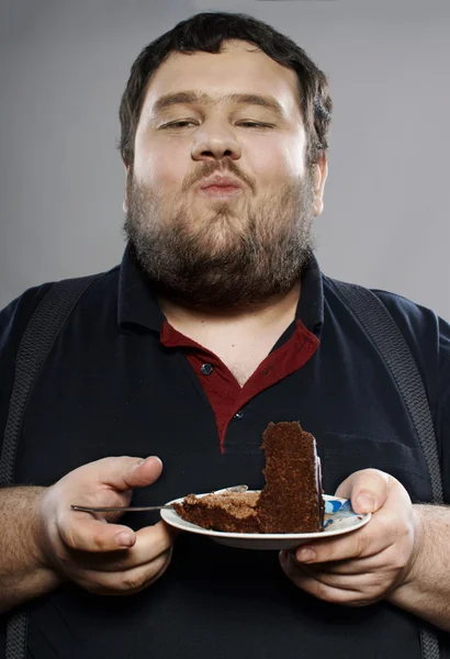 Engraçado gordo comer bolo de chocolate — Fotografia de Stock