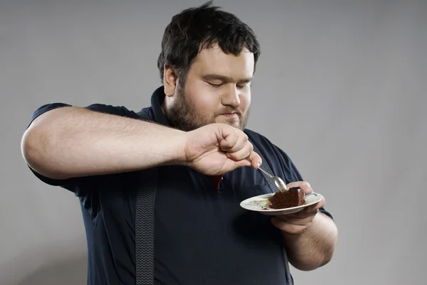 Zabawny facet tłuszczu jedzenie ciasto czekoladowe — Zdjęcie stockowe